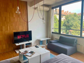Central Apartment with Free Parking and Balcony